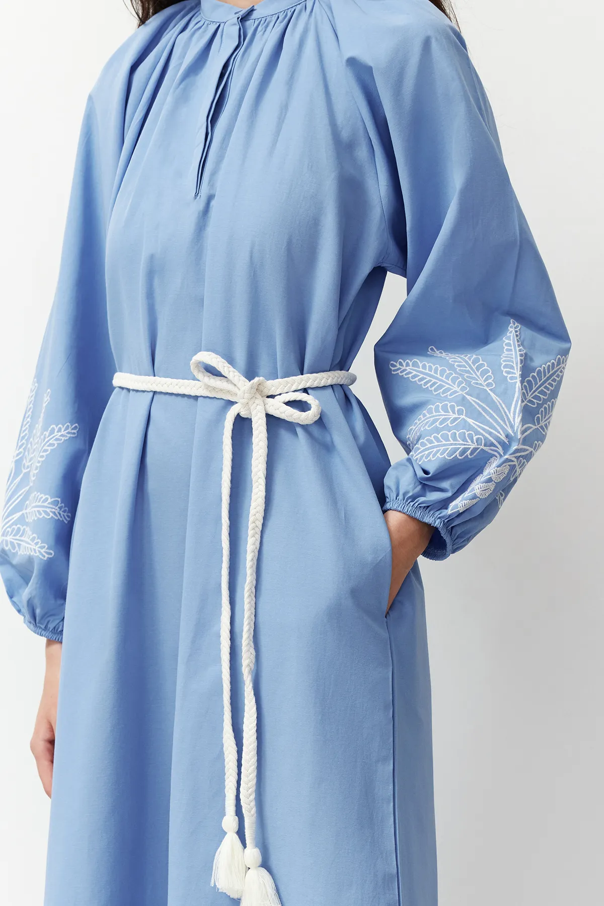 Trendyol Modest  Blaues, ärmelbesticktes / besticktes Kleid mit Ballonärmeln aus Webstoff TCTSS24EB00213