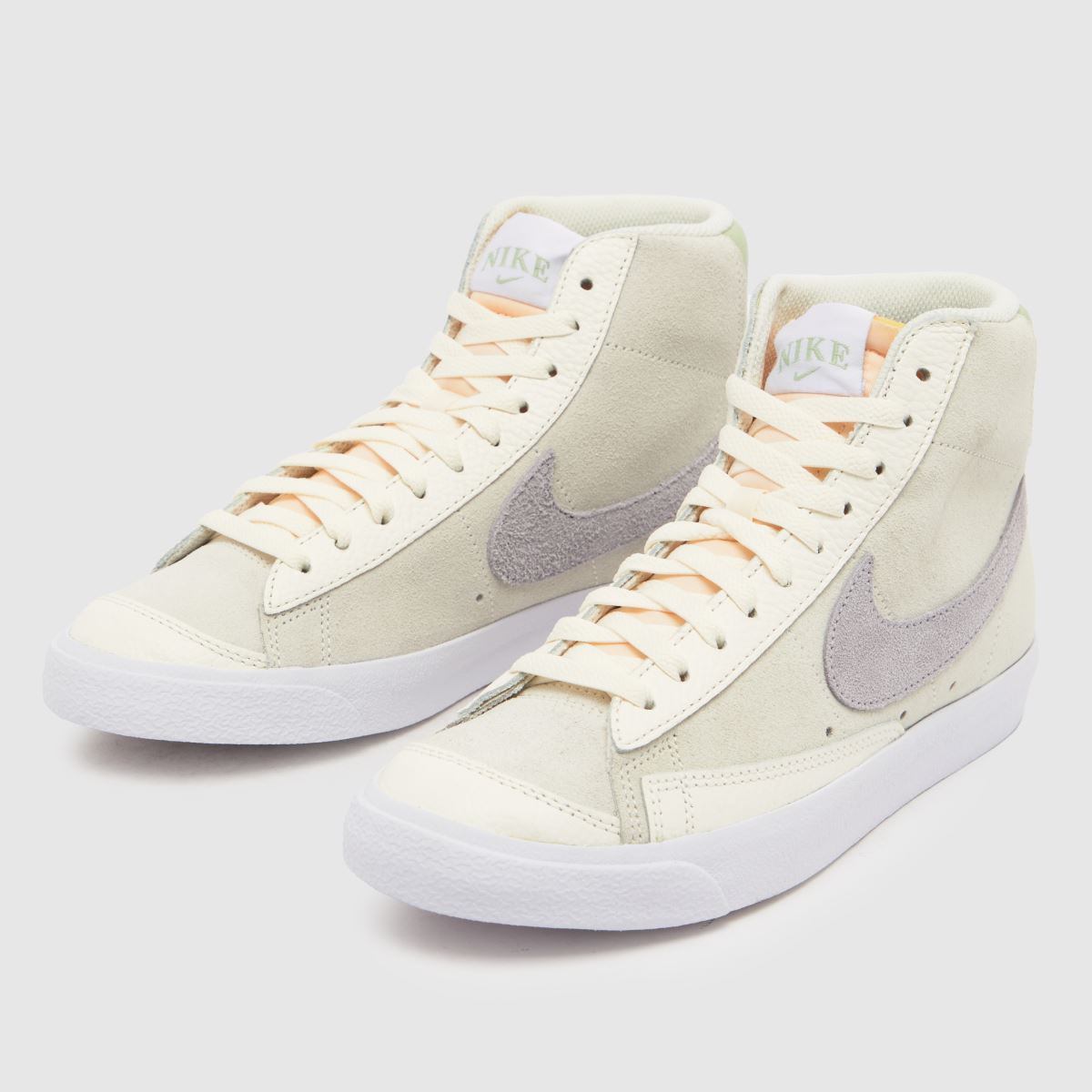 Nike Blazer Mid 77 – Vita och lila träningsskor