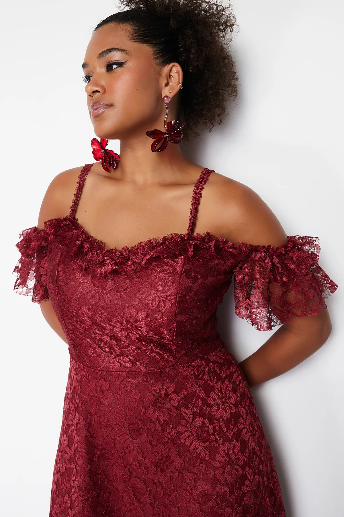 Trendyol Curve  Burgunderrotes A-Linien-Maxi-Abendkleid mit Trägern in Übergröße TBBAW23AH00187