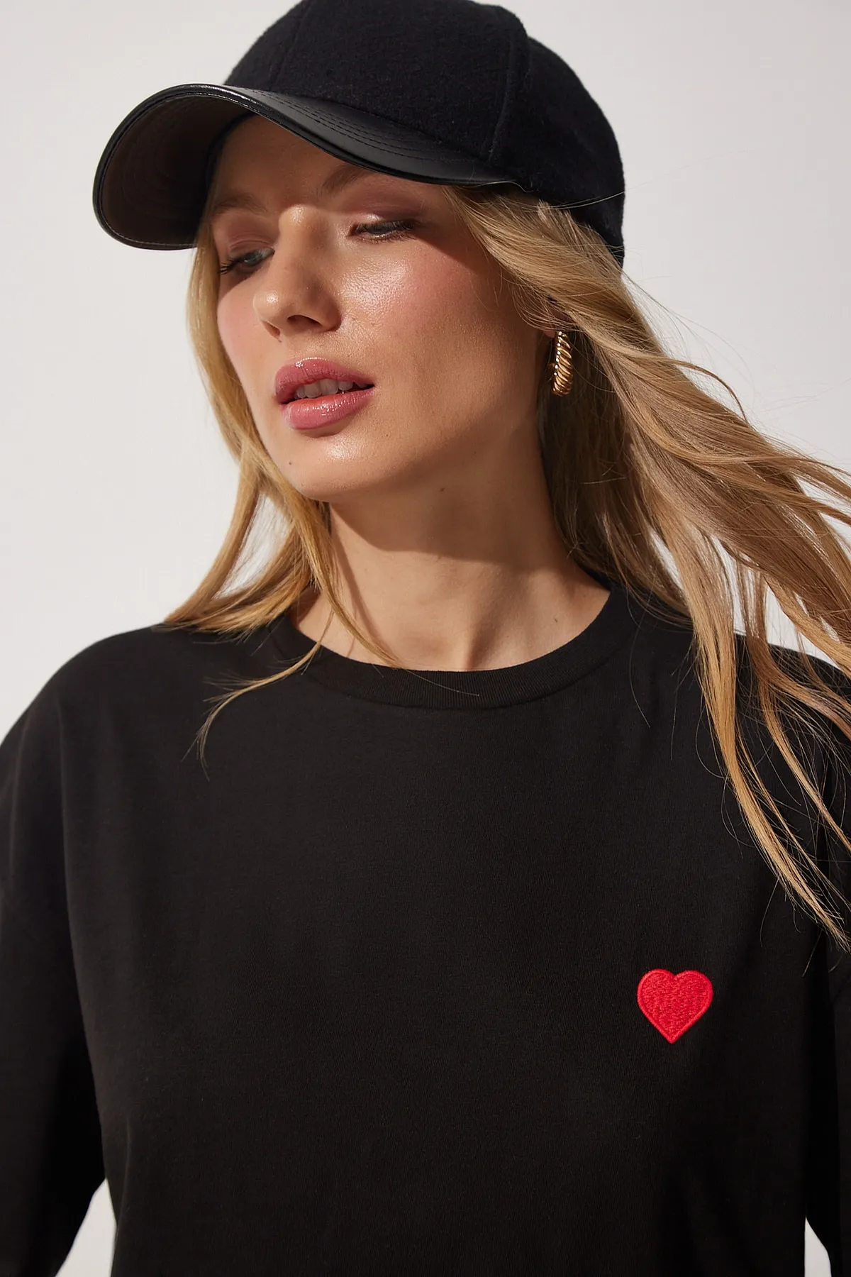 Happiness İstanbul  Schwarzes Oversize-T-Shirt aus Baumwolle mit Herzstickerei für Damen CR00405