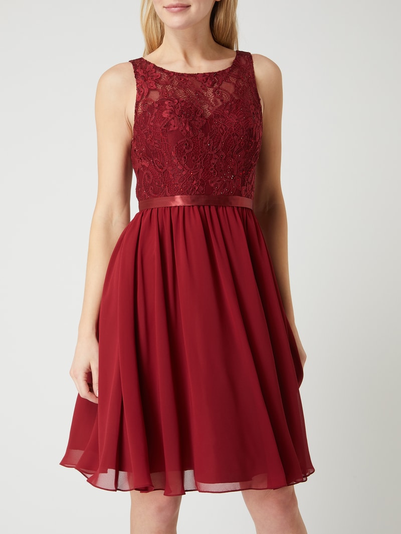 Abendkleid mit Ziersteinbesatz in bordeaux rot