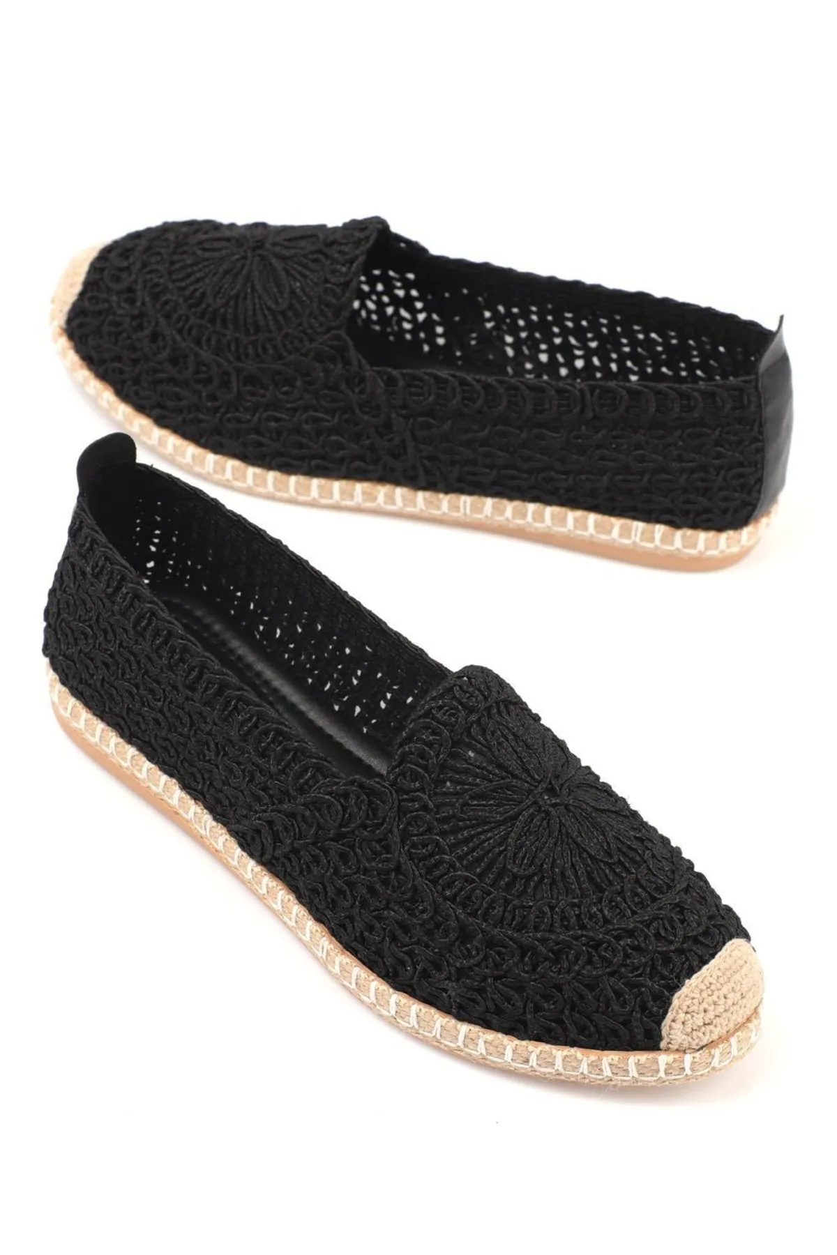 Capone Outfitters  Capone Damen-Espadrille zum Hineinschlüpfen mit ovaler Zehenpartie und Blumenmotiv in Schwarz