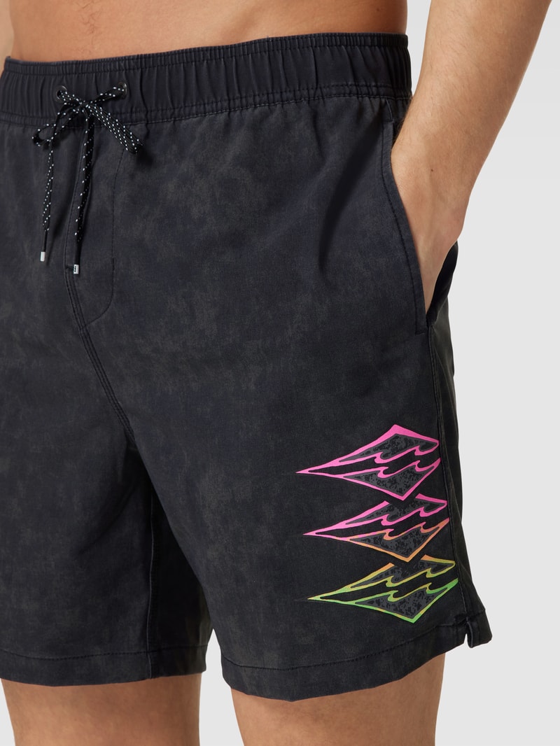 Badehose mit Allover-Muster Modell 'RIOT' in schwarz