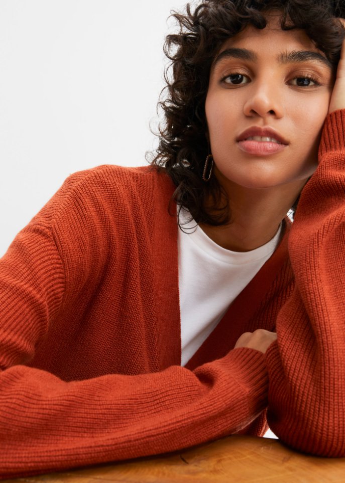 Strickjacke mit Schlitzen