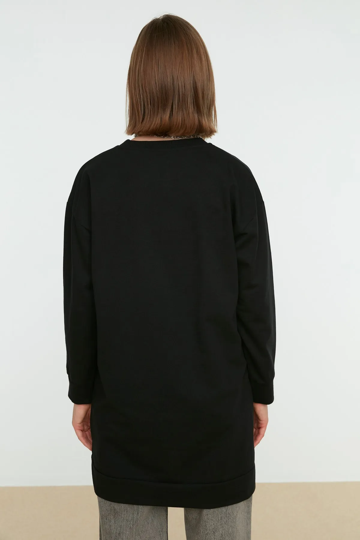 Trendyol Modest  Schwarzes Basic-Strick-Sweatshirt mit Rundhalsausschnitt und Schlitz und detailliertem Ausschnitt TCTAW22TW0138