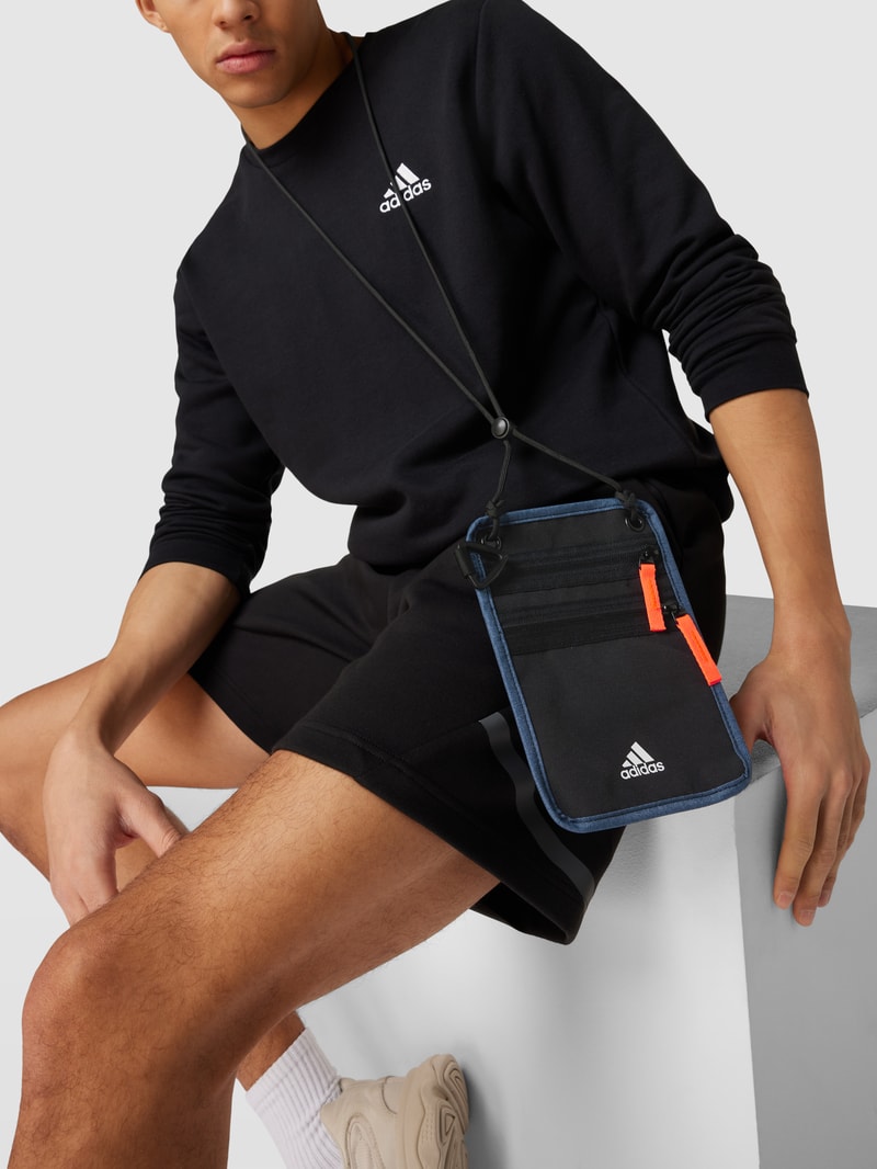 Umhängetasche mit Label-Print in schwarz