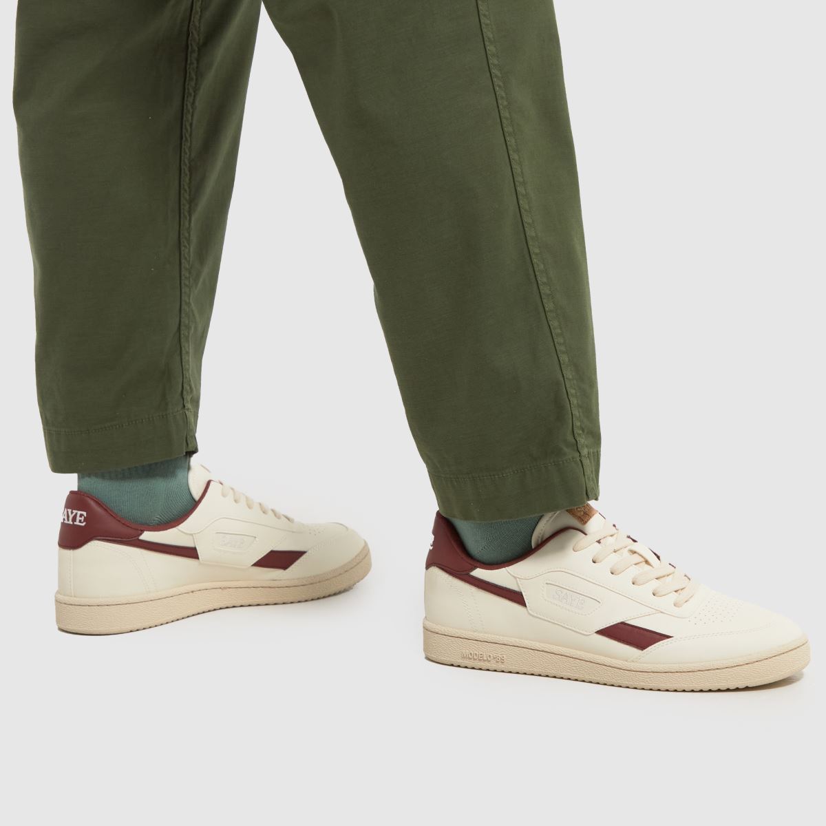 SAYE modelo 89 ikoniska sneakers i vitt och vinrött