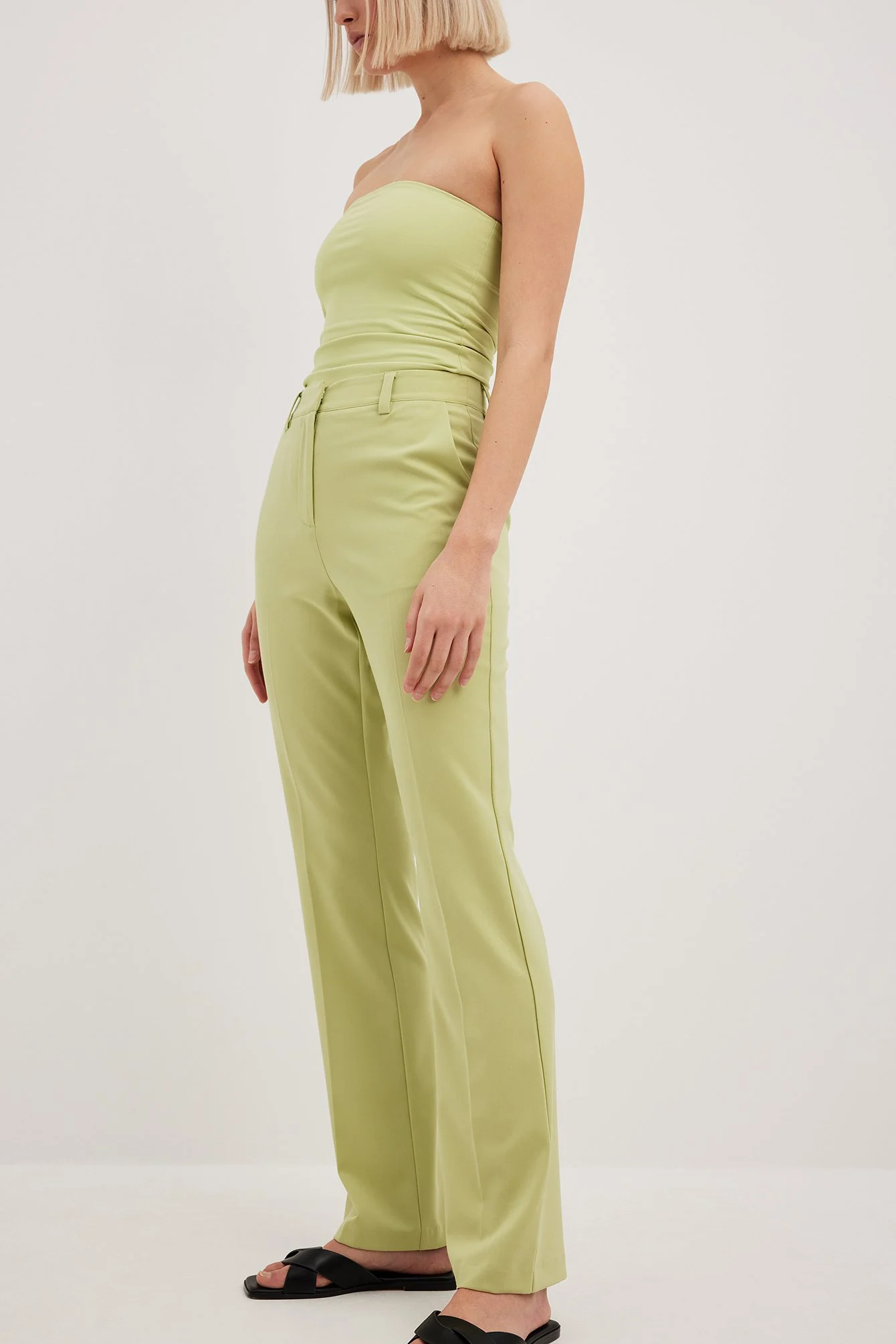 Enganliegende Schlaghose mit hoher Taille