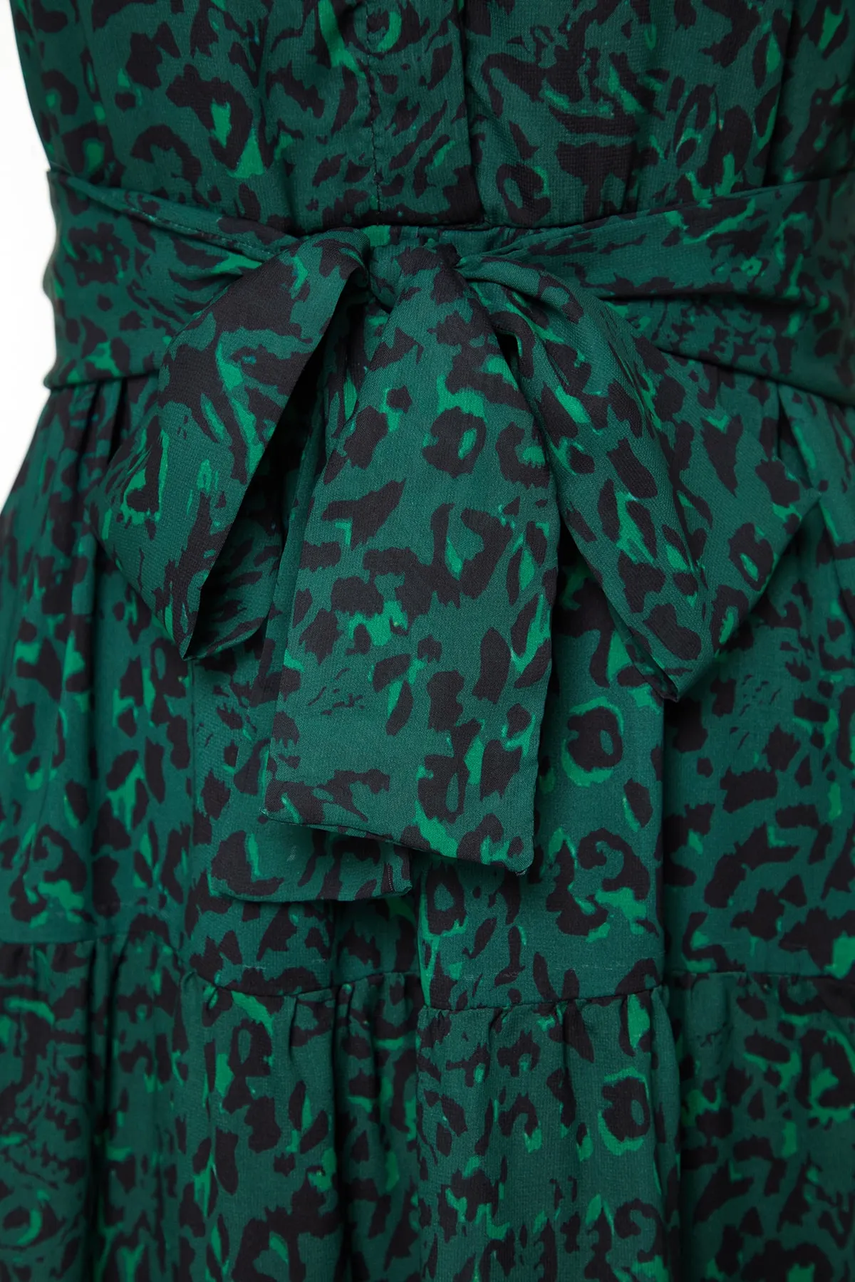 Trendyol Modest  Dunkelgrünes gemustertes, gefüttertes Chiffon-Gewebekleid mit Gürteldetail TCTSS21EL3346