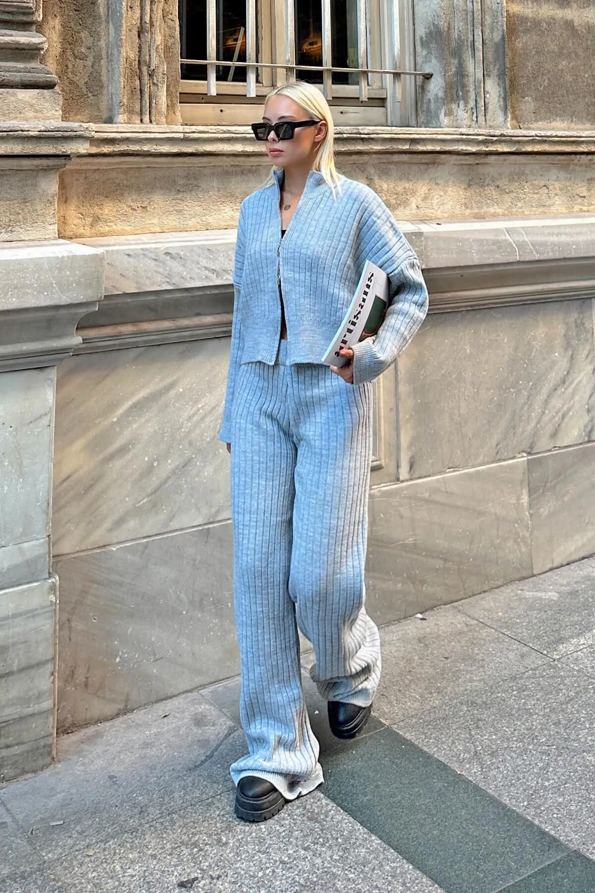 Swist  Grauer Damen-Strickanzug mit halbem Fisherman-Cardigan und Hose mit Doppel-Wege-Reißverschluss