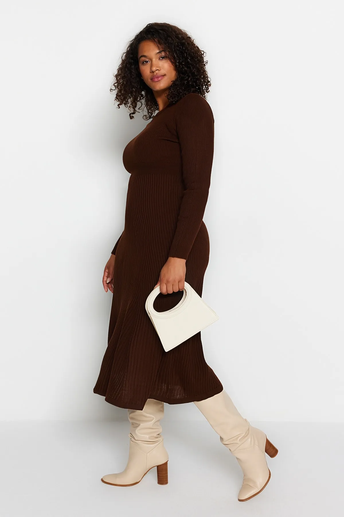 Trendyol Curve  Braunes Midi-Strickkleid mit Rundhalsausschnitt TBBAW24AH00021