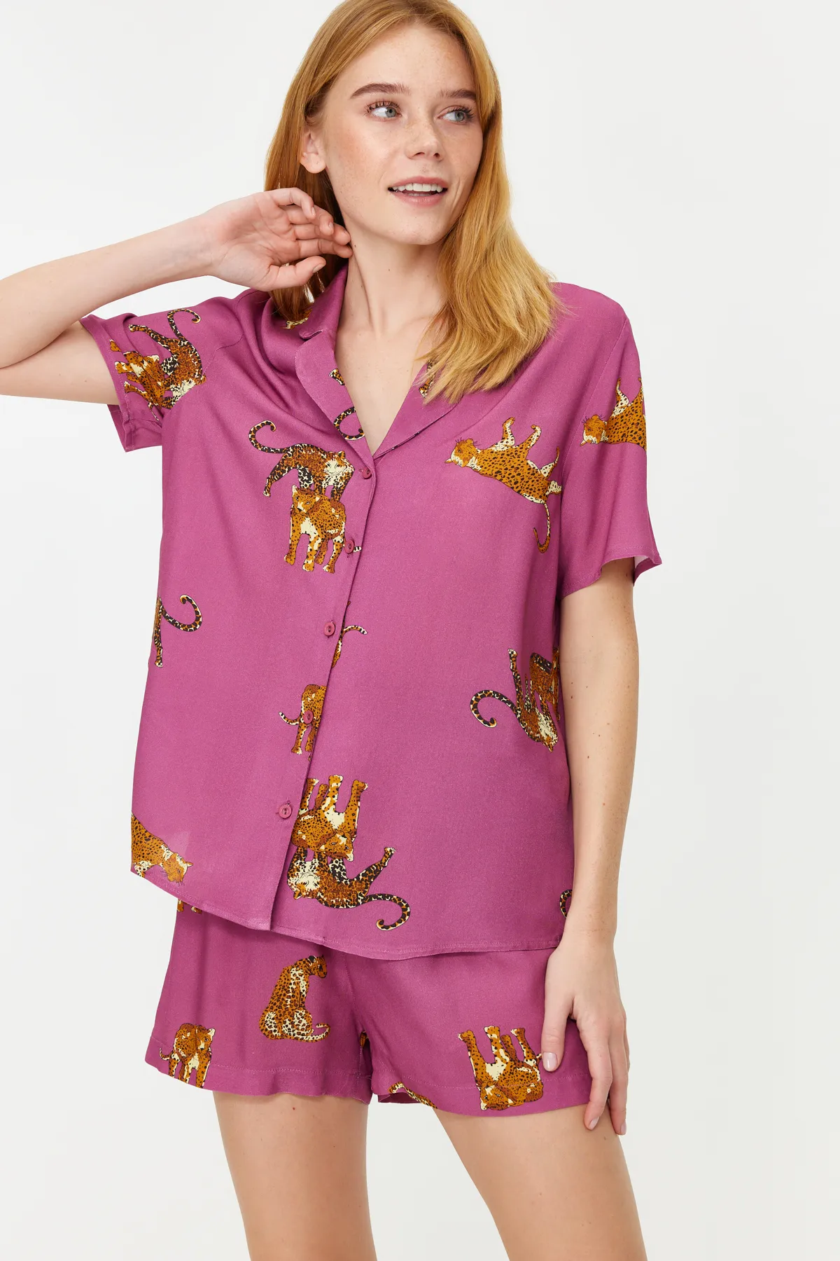 Trendyol Collection  Dunkelrosafarbenes, gewebtes Pyjama-Set mit Hemd und Shorts aus Viskose mit Tiermuster THMSS21PT1501