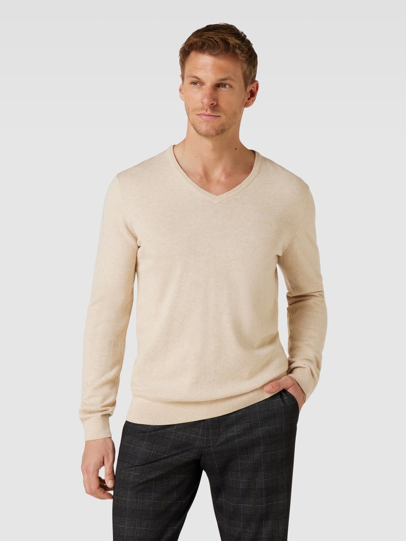 Strickpullover mit V-Ausschnitt in offwhite