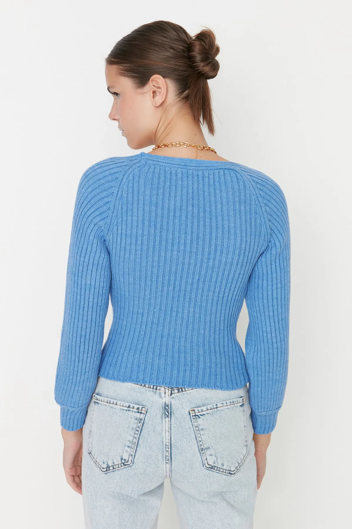 Trendyol Collection  Blauer kurzer Strickpullover mit Herzkragen TWOAW22KZ1760