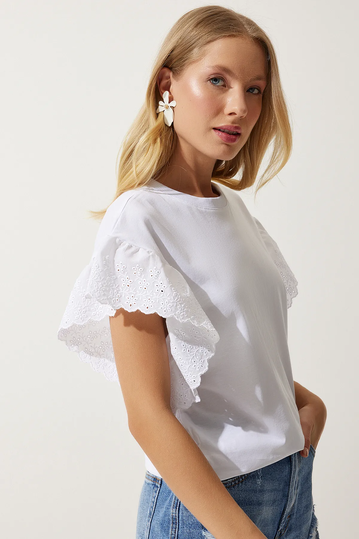 Happiness İstanbul  Weiße gewellte Strickbluse für Damen BF00093