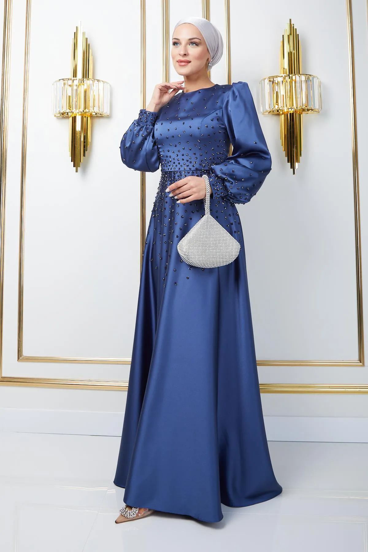 Olcay  Satin-Abendkleid mit verteilten Steindetails auf der Vorderseite und den Ärmeln K. INDİGO 1658