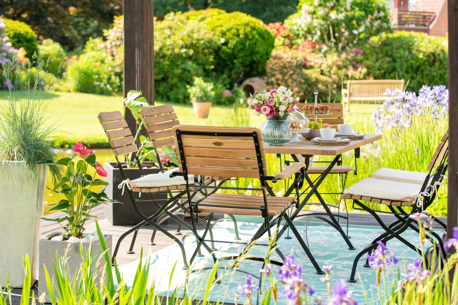 Kai Wiechmann Klapptisch Premium Teak Falttisch 80 x 80 cm als wetterfester Balkontisch, rostfreier und langlebiger Teak Eisen Gartentisch