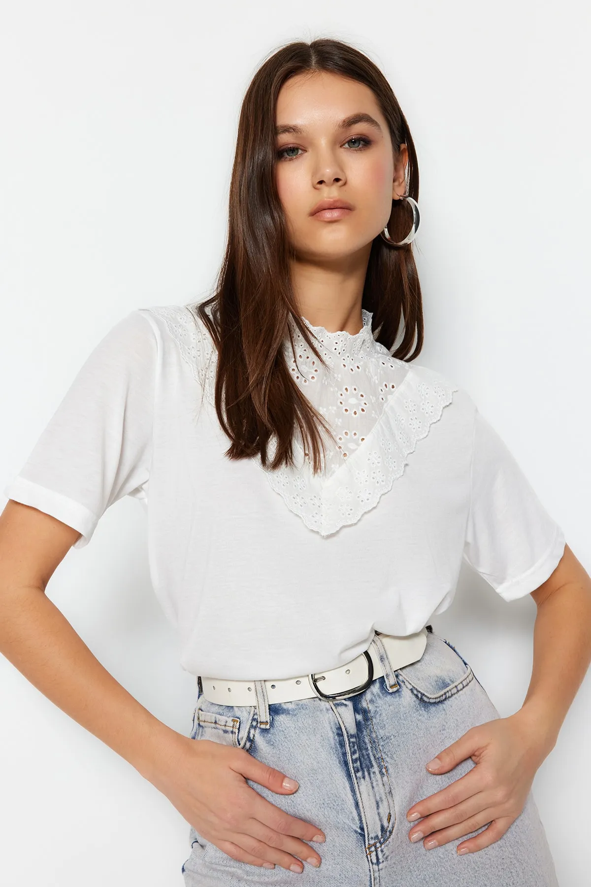 Trendyol Collection  Weiße bestickte Strickbluse aus Baumwolle mit hohem Kragen und Grundmuster TWOSS23BZ00879