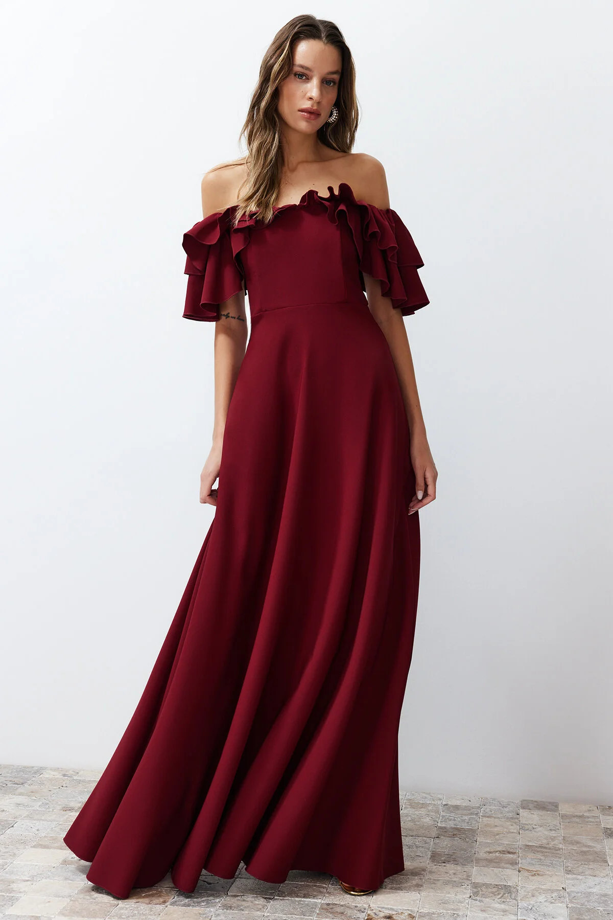 Trendyol Collection  Langes Abendkleid mit bordeauxroter Taillenöffnung/Skater-Webvolants TPRSS24AE00054