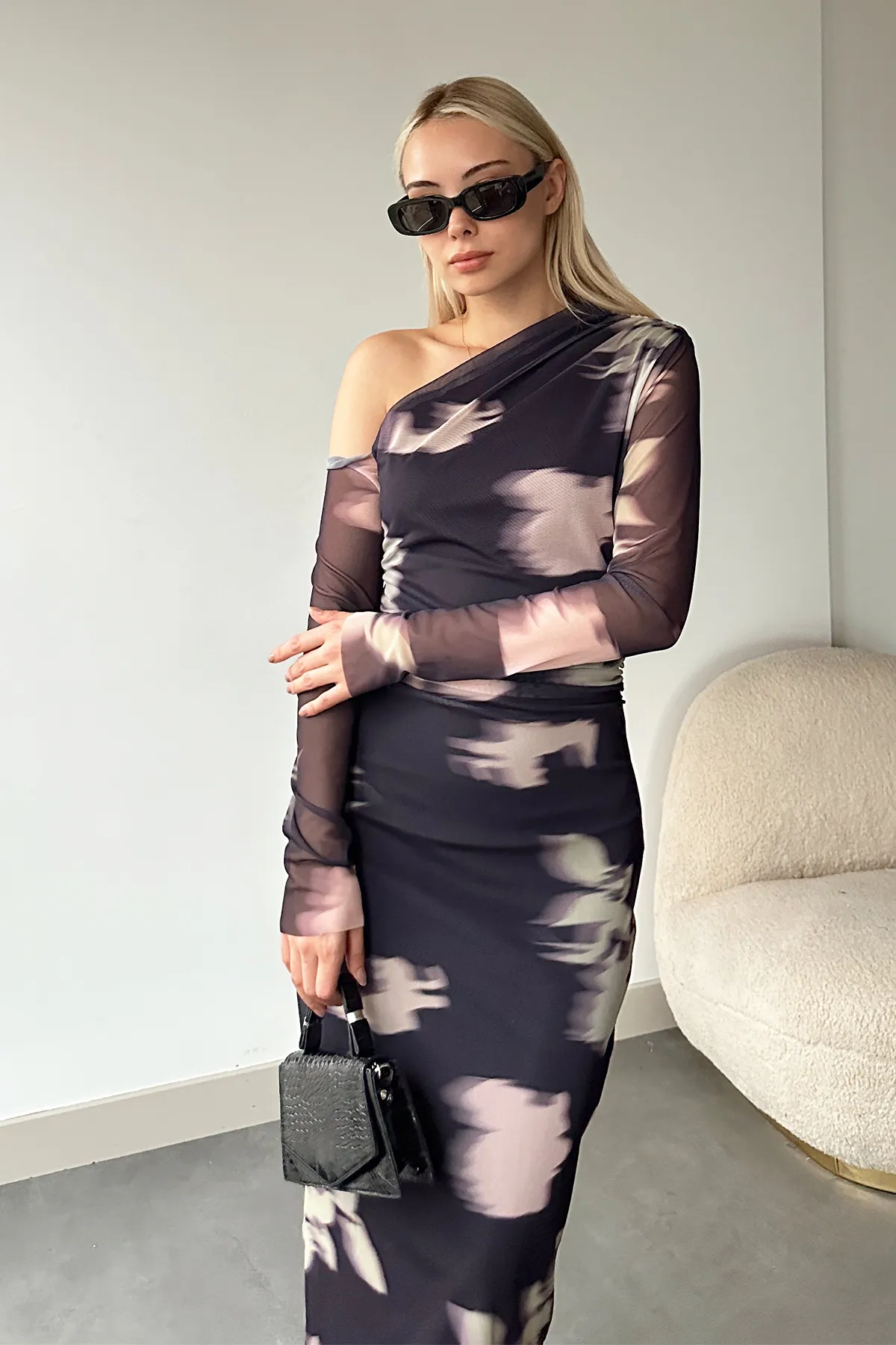 Trend Alaçatı Stili  Anthrazitfarbenes, tief ausgeschnittenes Webkleid mit asymmetrischem Kragen und Batikmuster für Damen ALC-X11264