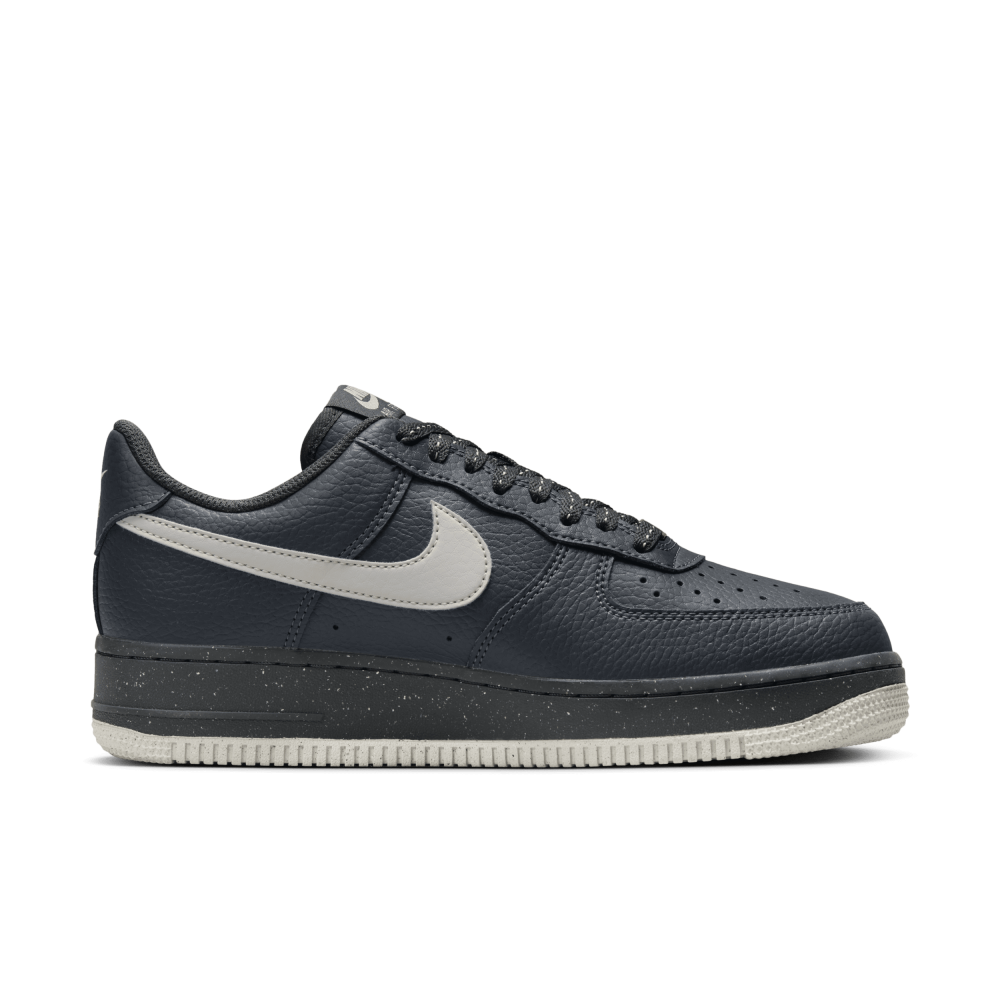 Nike Air Force 1 07 W FZ4350-001 / grau