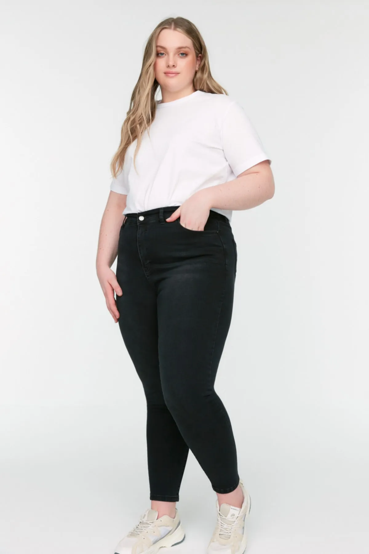 Trendyol Curve  Schwarze Röhrenjeans TBBSS22JE0070