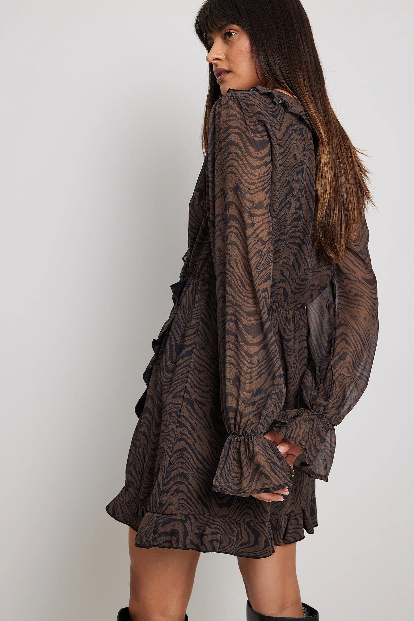 Durchscheinendes Kleid mit Rüschen