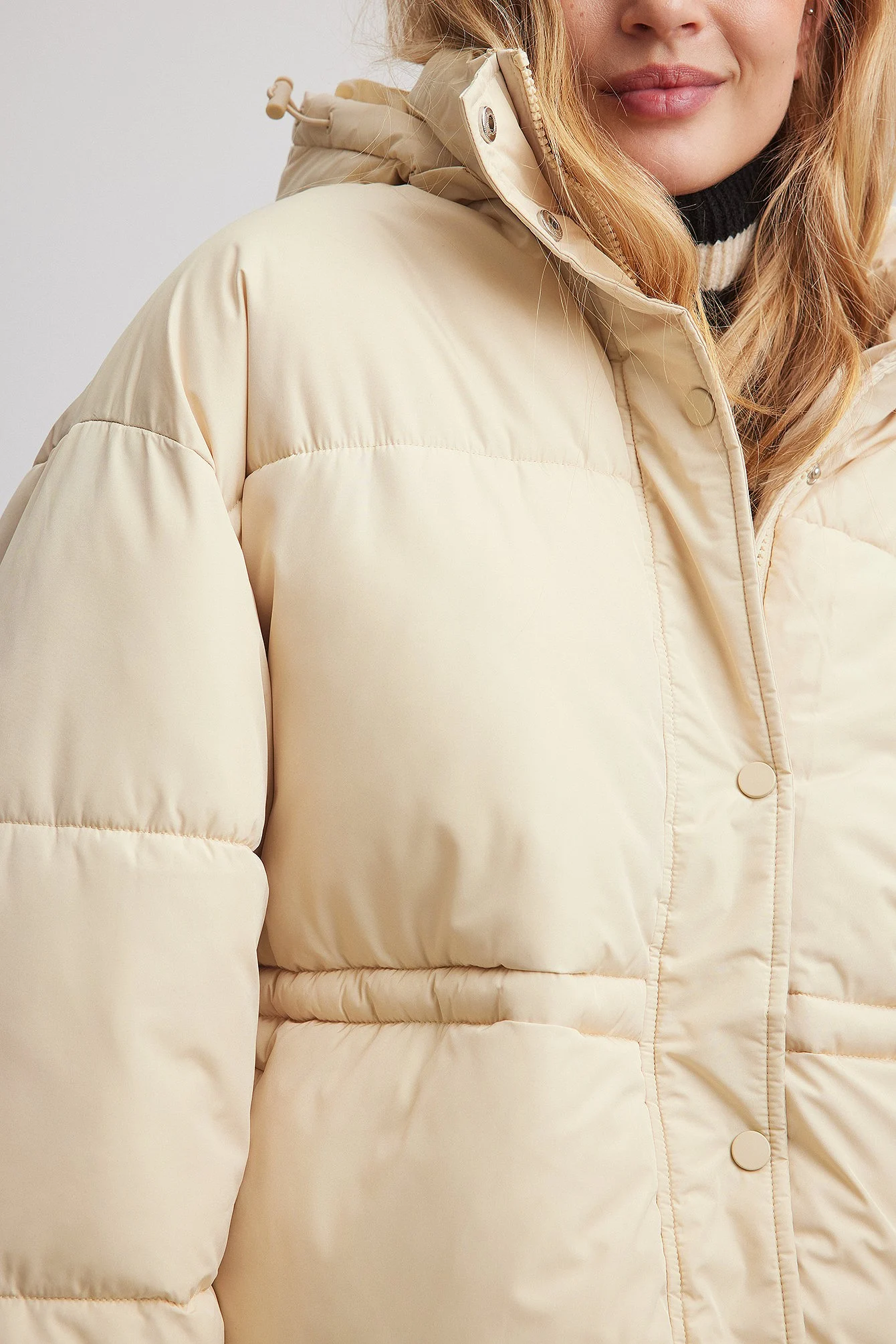 Recycelte gefütterte Jacke mit Kordelzug an der Taille