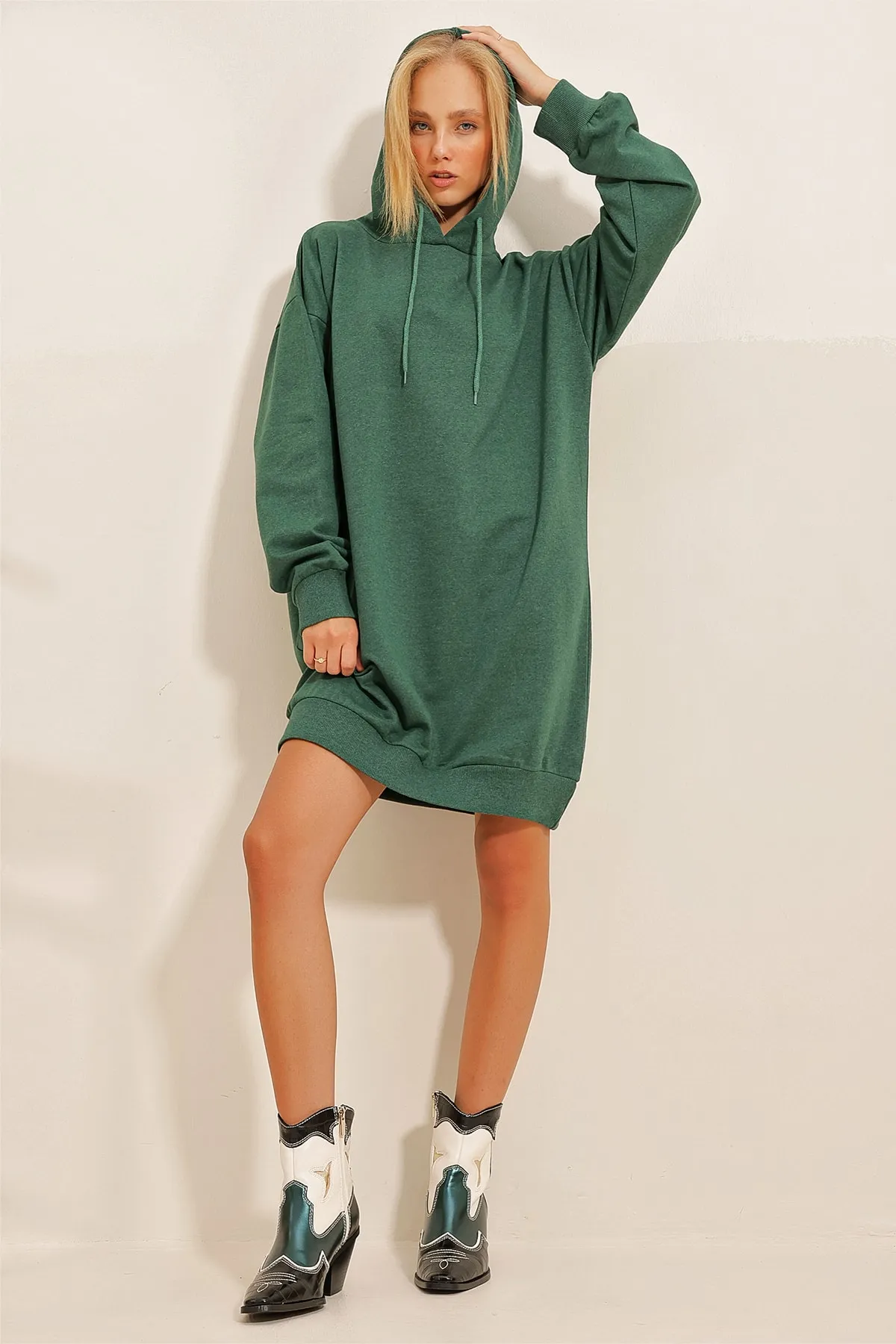 Trend Alaçatı Stili  Damen-Sweatshirtkleid in Walnussgrün mit Kapuze ALC-018-109-TE