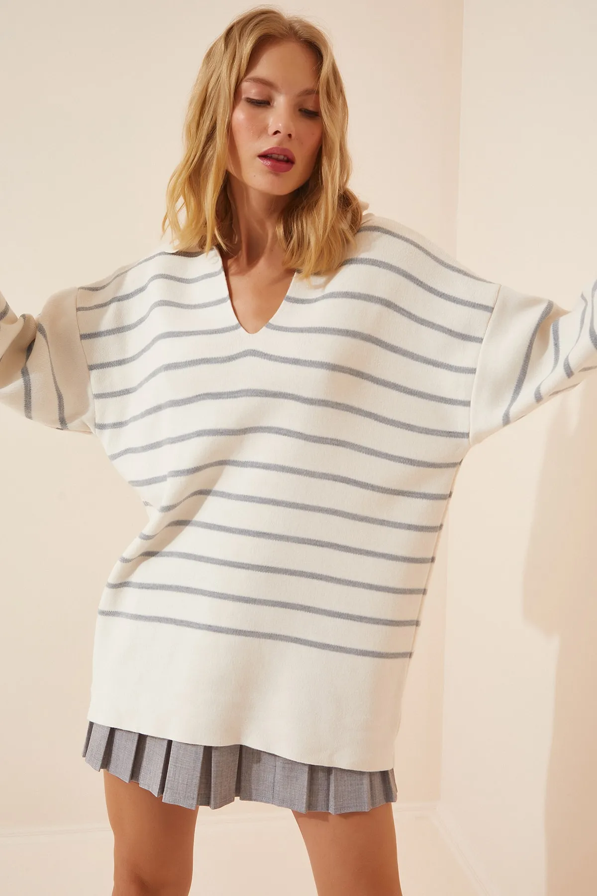 Happiness İstanbul  Grauer, ecrufarbener Oversize-Strickpullover mit Polokragen für Damen US00703