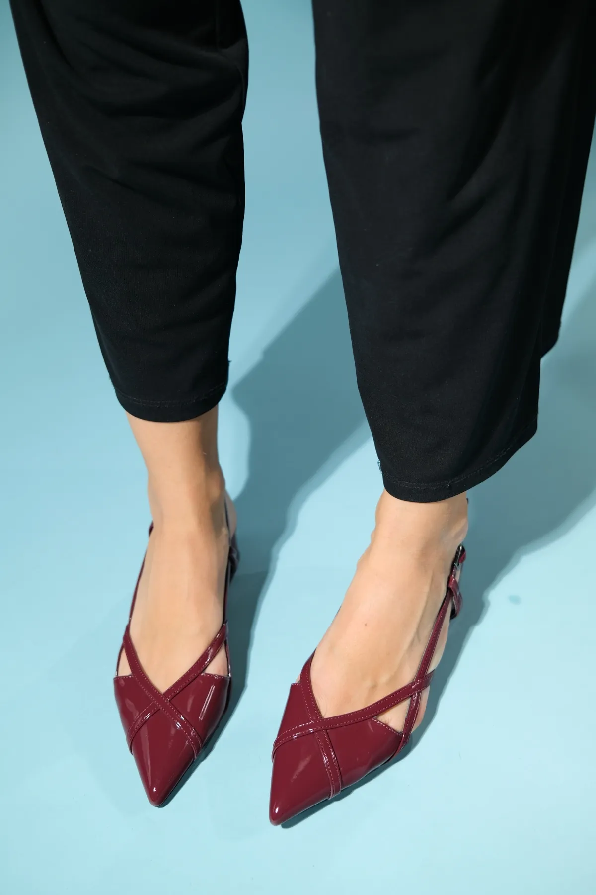 LuviShoes  STEVE Damensandalen aus Lackleder in Weinrot mit niedrigem Absatz
