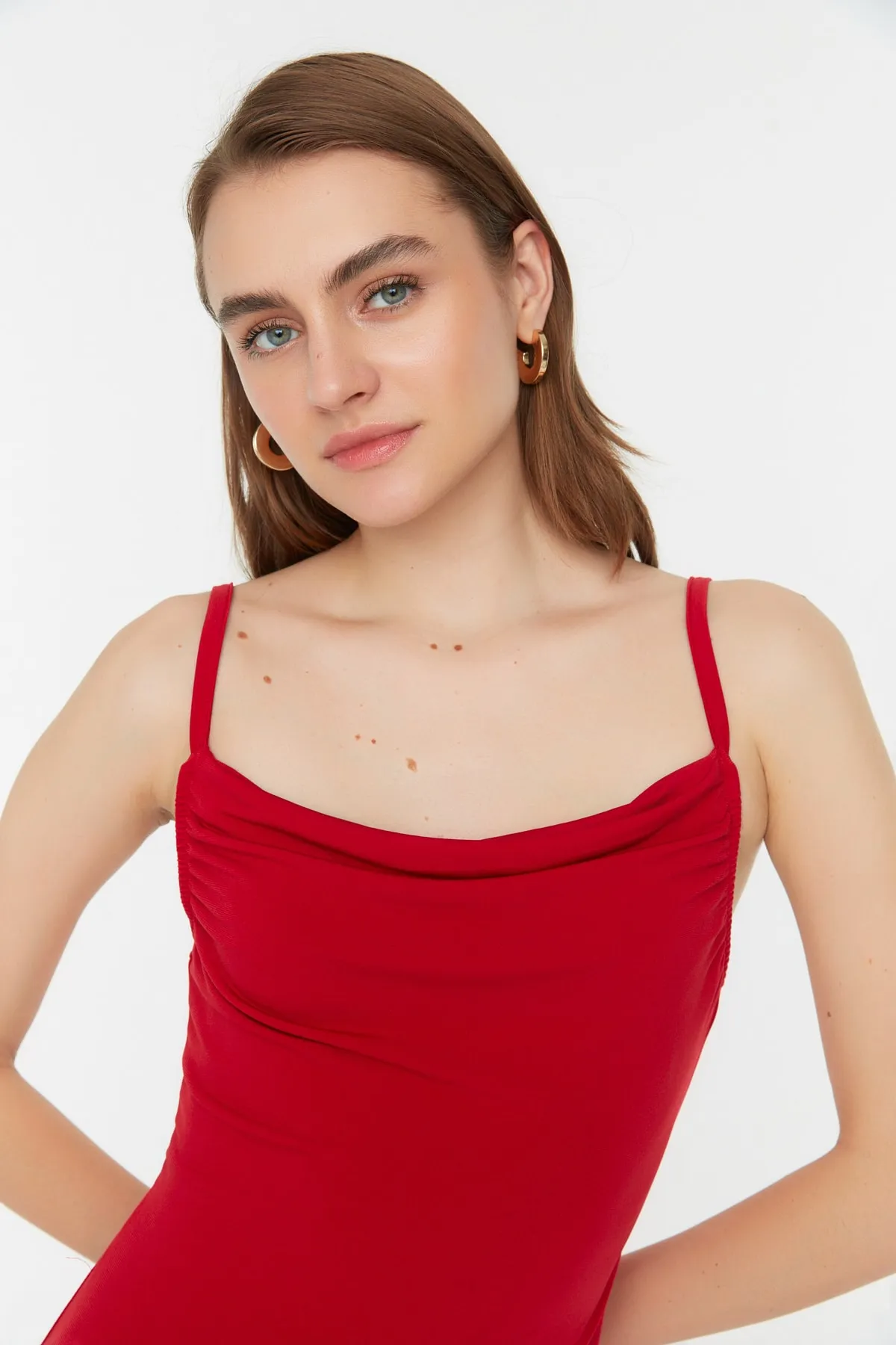 Trendyol Collection  Rotes, figurbetontes Midi-Bleistiftkleid aus flexiblem Strick mit Degaje-Kragen und Midi-Trägern TWOSS19AD0020