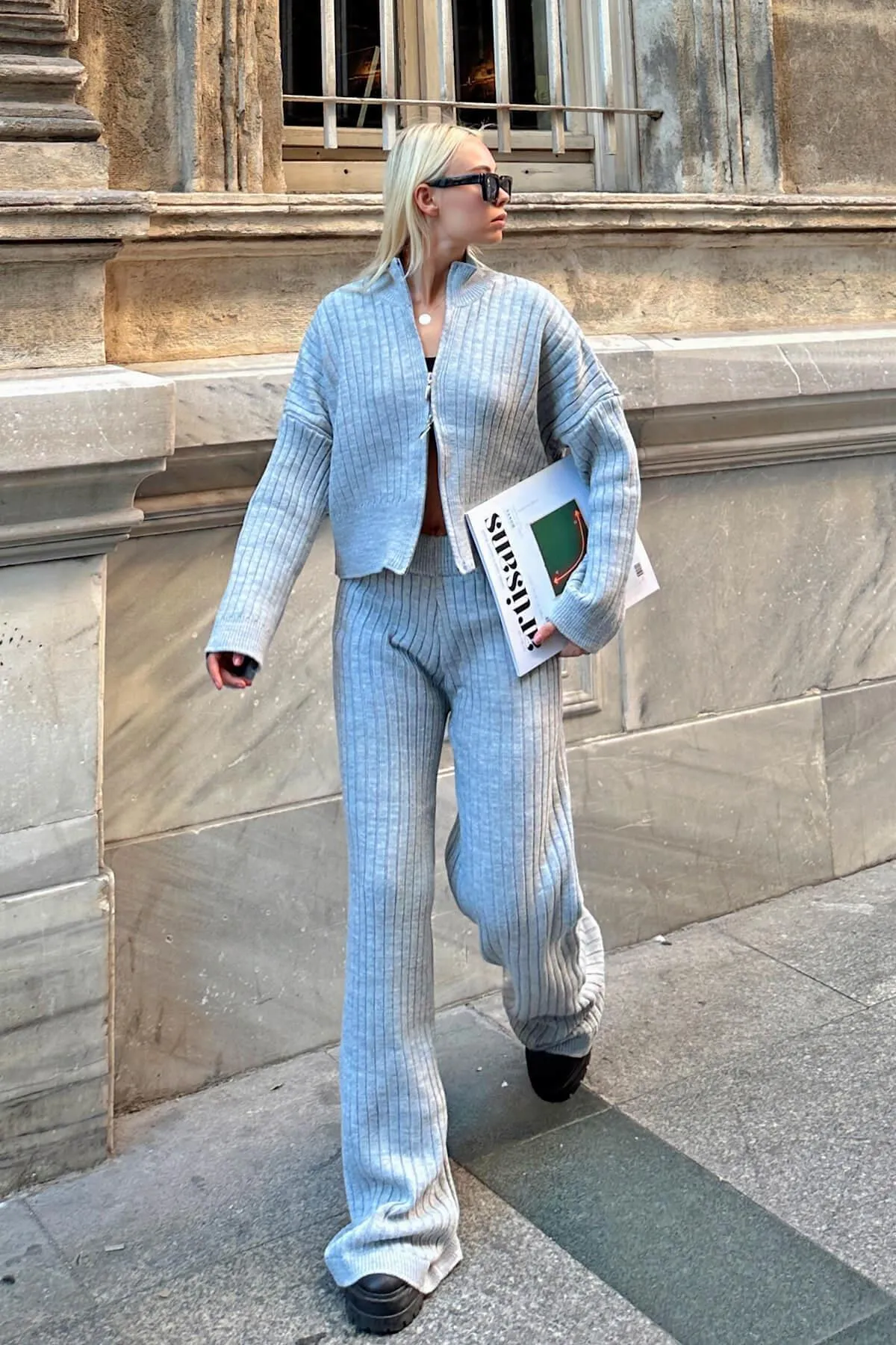 Swist  Grauer Damen-Strickanzug mit halbem Fisherman-Cardigan und Hose mit Doppel-Wege-Reißverschluss