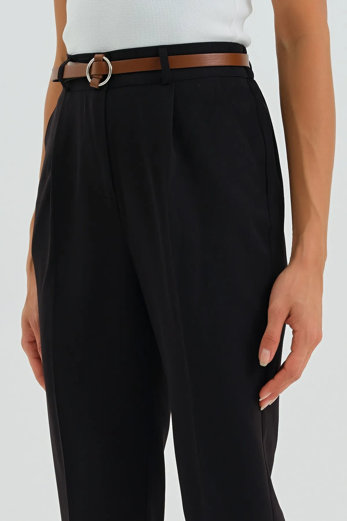 macharelbasic  Saisonale Stoffhose für Damen mit schmalem Bein und Faltengürtel in Schwarz