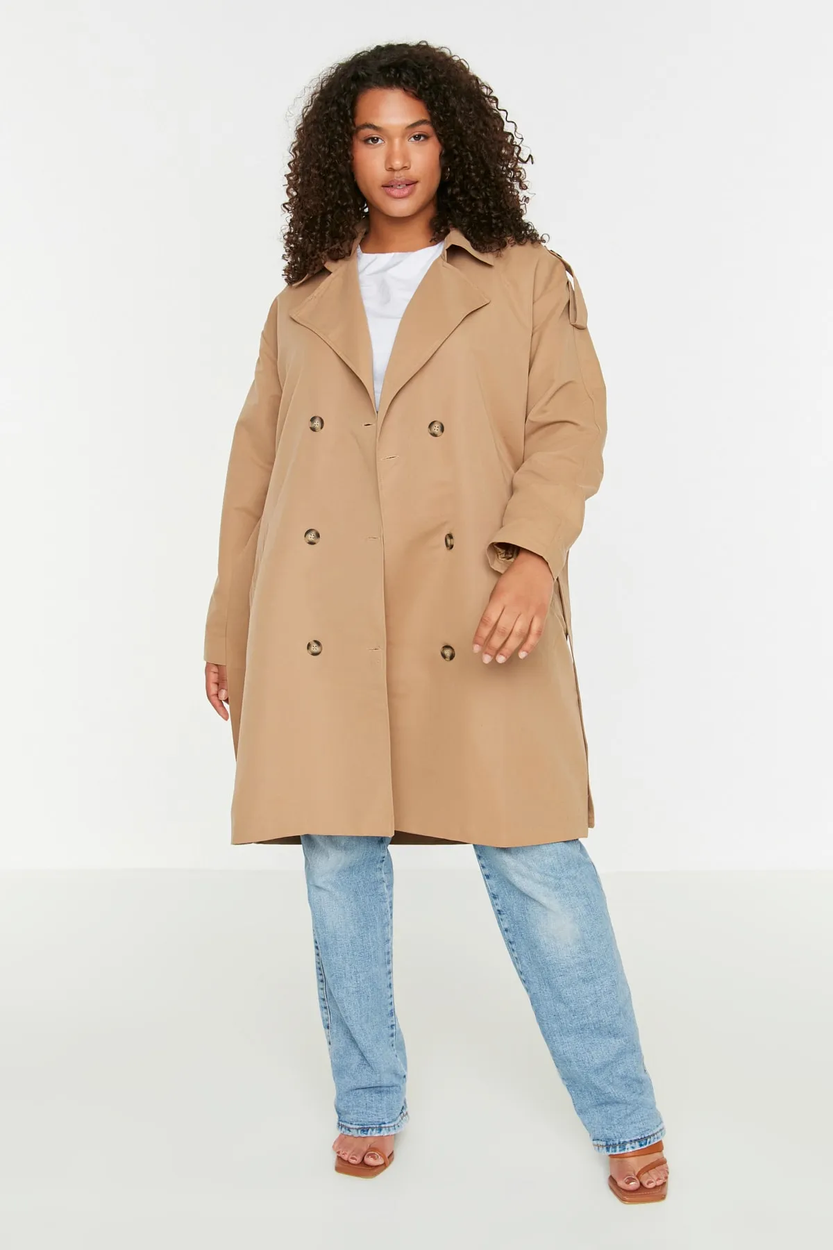 Trendyol Curve  Kamelfarbener Trenchcoat mit Schulterklappen, detailliertem Jackenkragen und Gürtel und breiter Passform