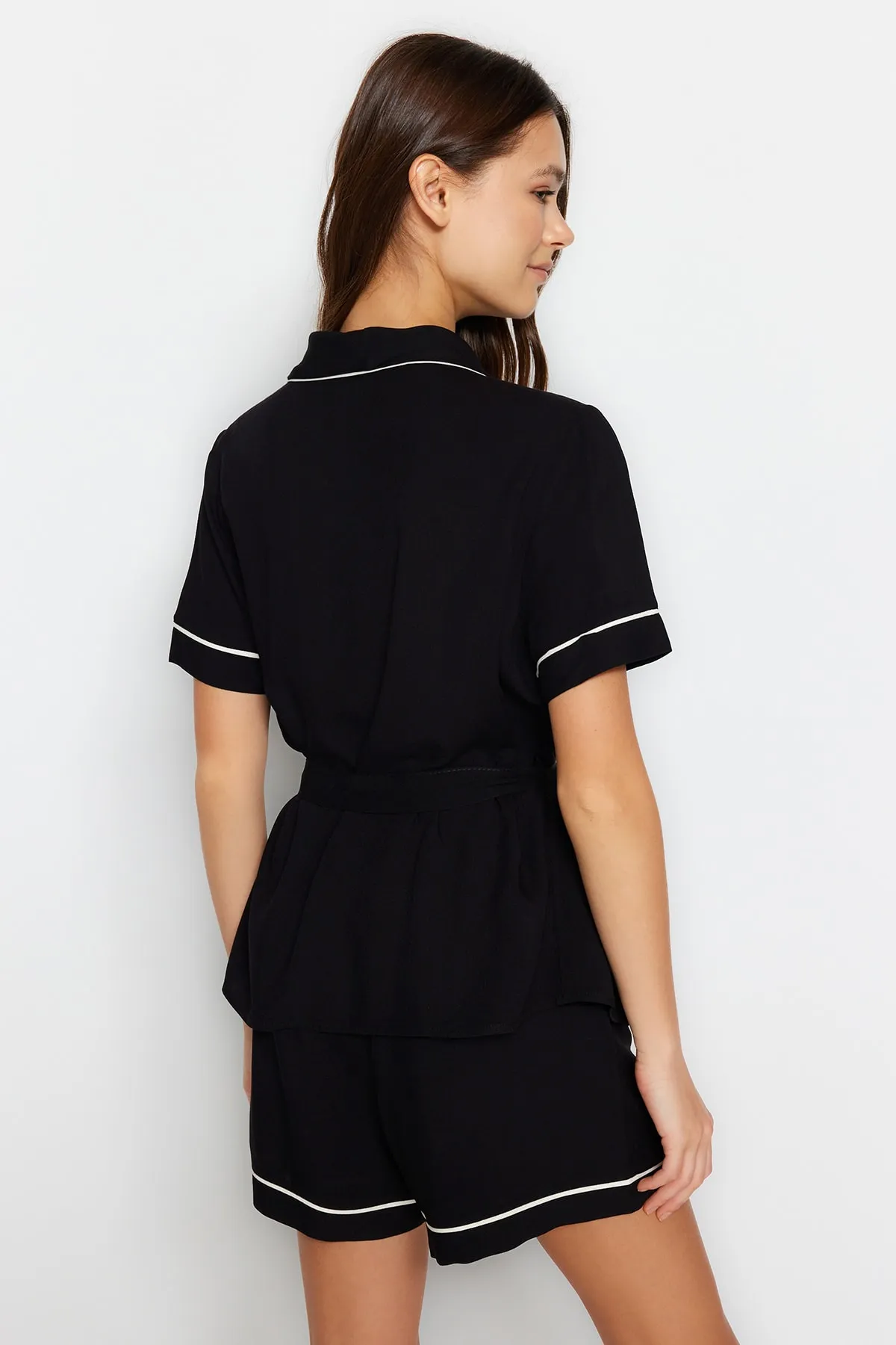 Trendyol Collection  Schwarzes Pyjama-Set aus Viskose mit Hemd und Shorts, mit Gürtel und Paspelierung THMSS23PT00203
