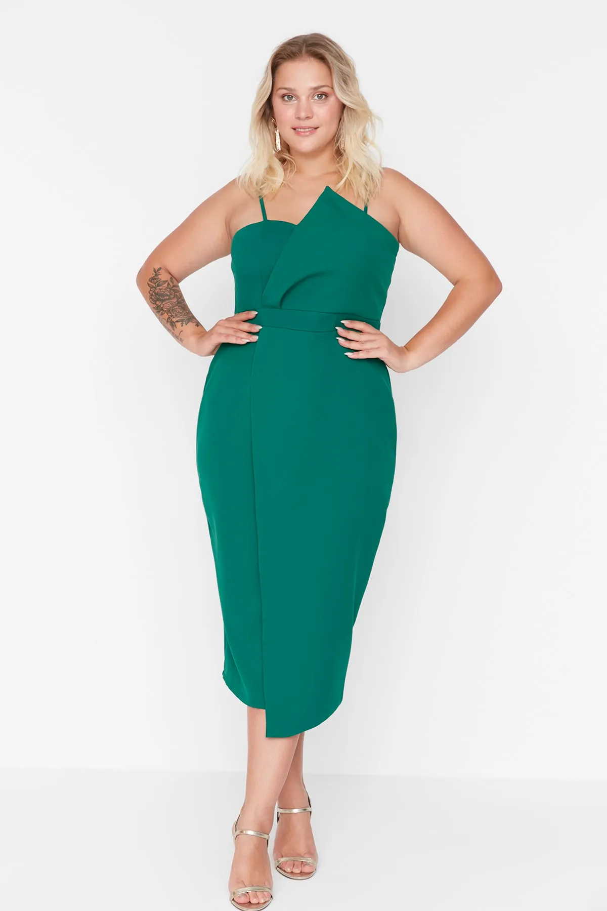 Trendyol Curve  Smaragdgrünes, figurbetontes, asymmetrisch geschnittenes Webkleid TBBSS22AH00039