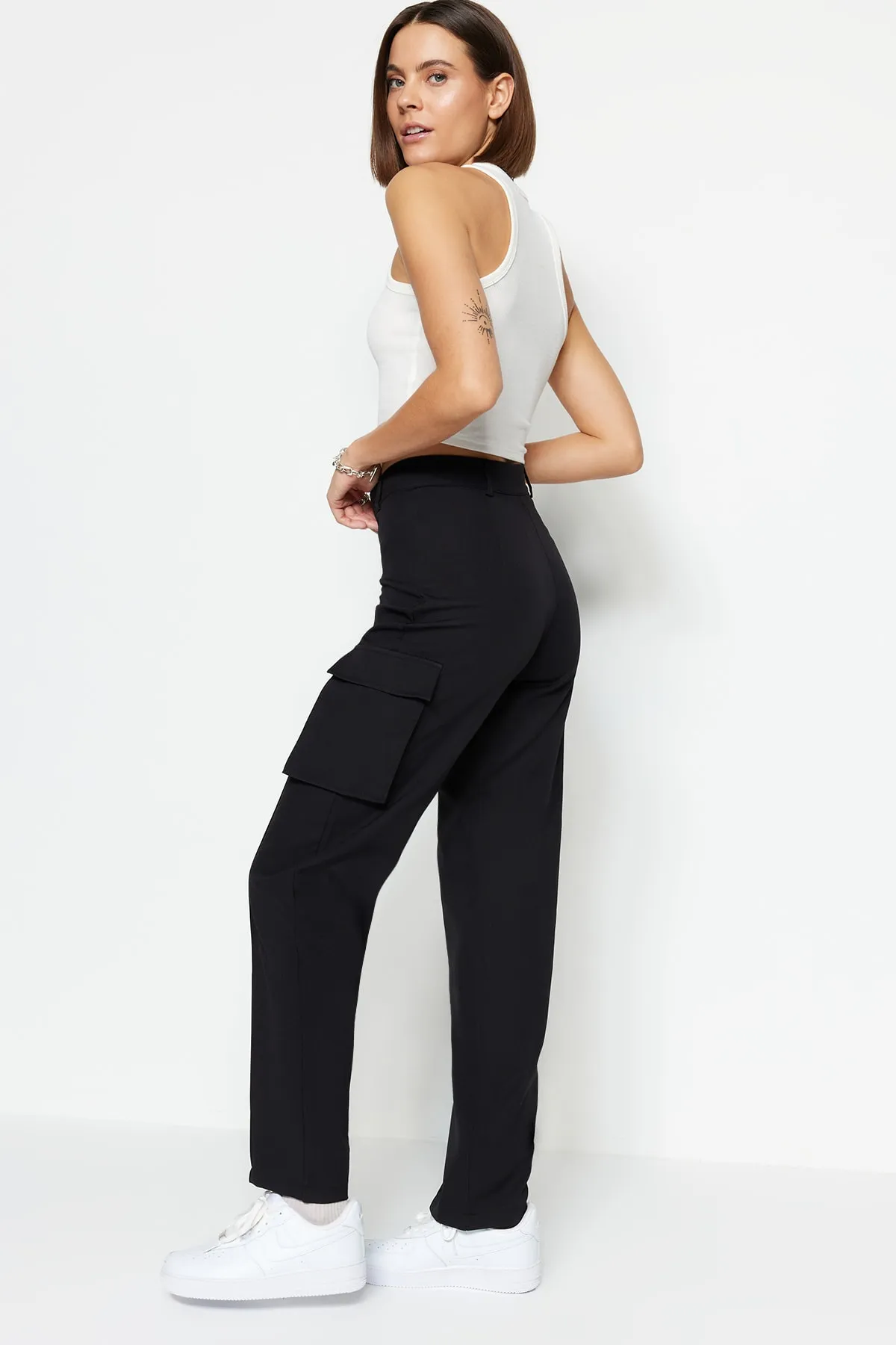 Trendyol Collection  Schwarze, gerade geschnittene, gewebte Cargo-Hose mit doppelten Taschen TWOAW22PL0343