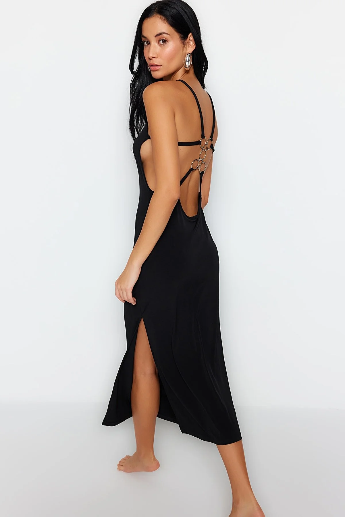 Trendyol Collection  Schwarzes, tailliertes, rückenfreies Maxi-Strandkleid aus Strick TBESS23EL00160