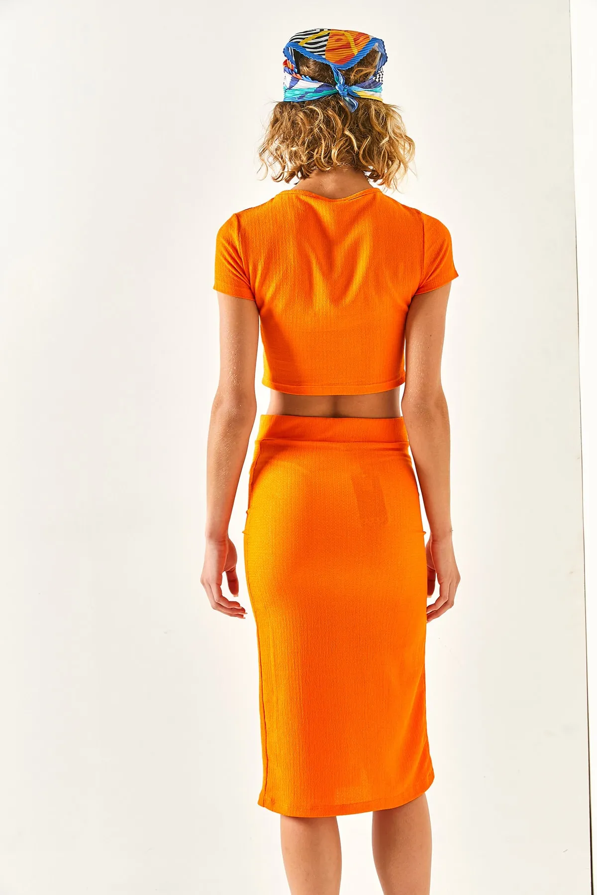 Olalook  Damenanzug mit orangefarbenem Oberteil, bauchfreier Bluse und asymmetrischem Schlitz, TKM-19000220