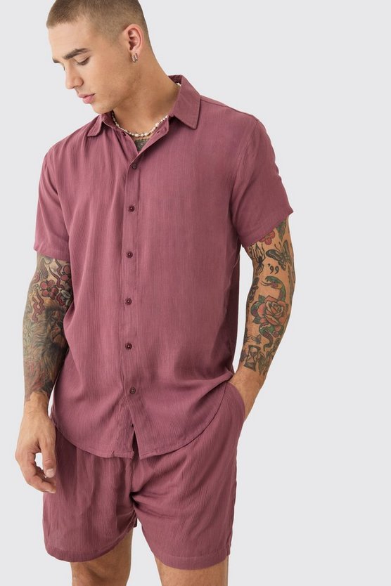 Kurzärmliges Hemd und Shorts