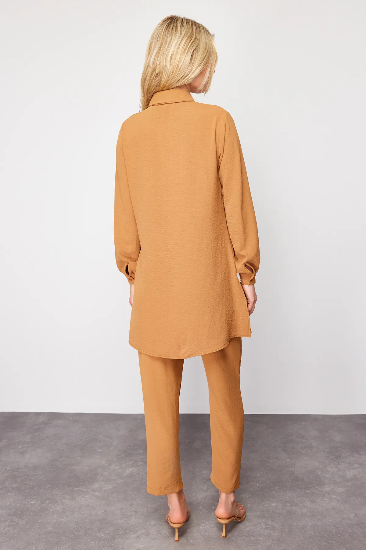 Trendyol Modest  Dunkelbeiges gewebtes Hemd-Hosen-Set mit Ärmeldetails TCTSS21AU0241