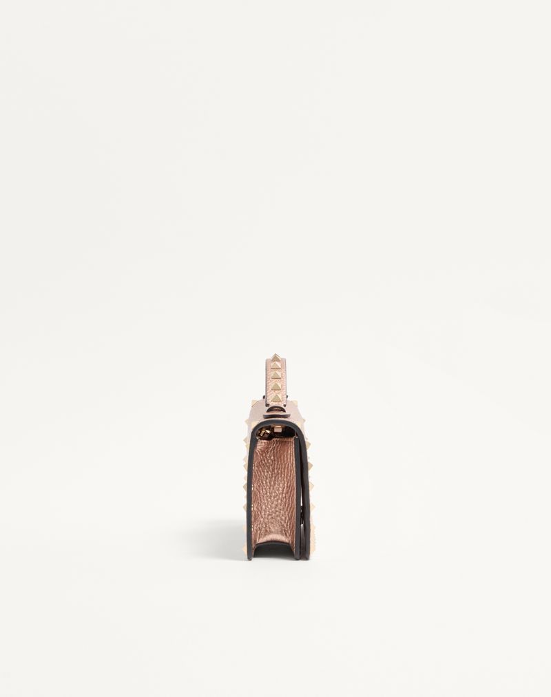 Rockstud Chain Wallet van gelamineerd granaatkleurig kalfsleer