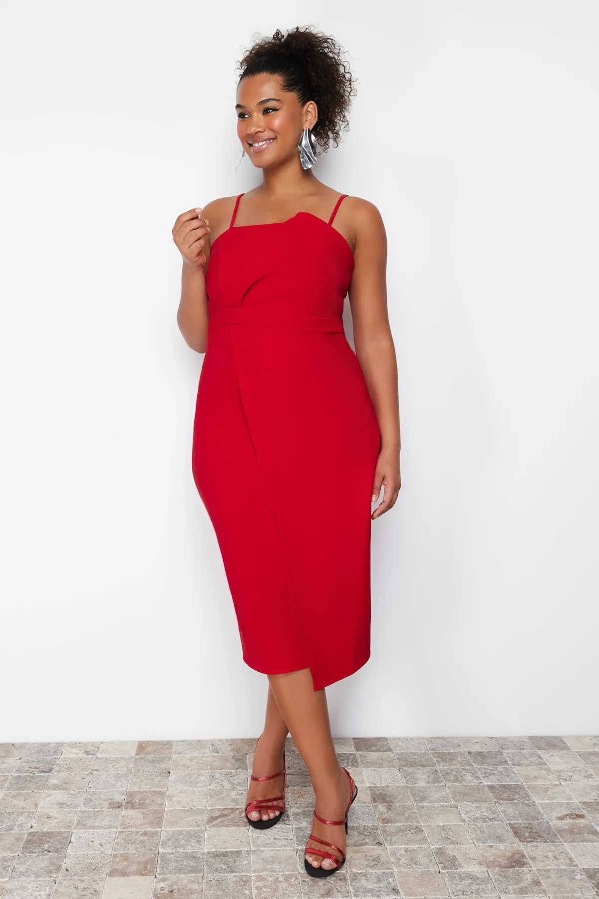 Trendyol Curve  Rotes Finike-Webkleid in Übergröße