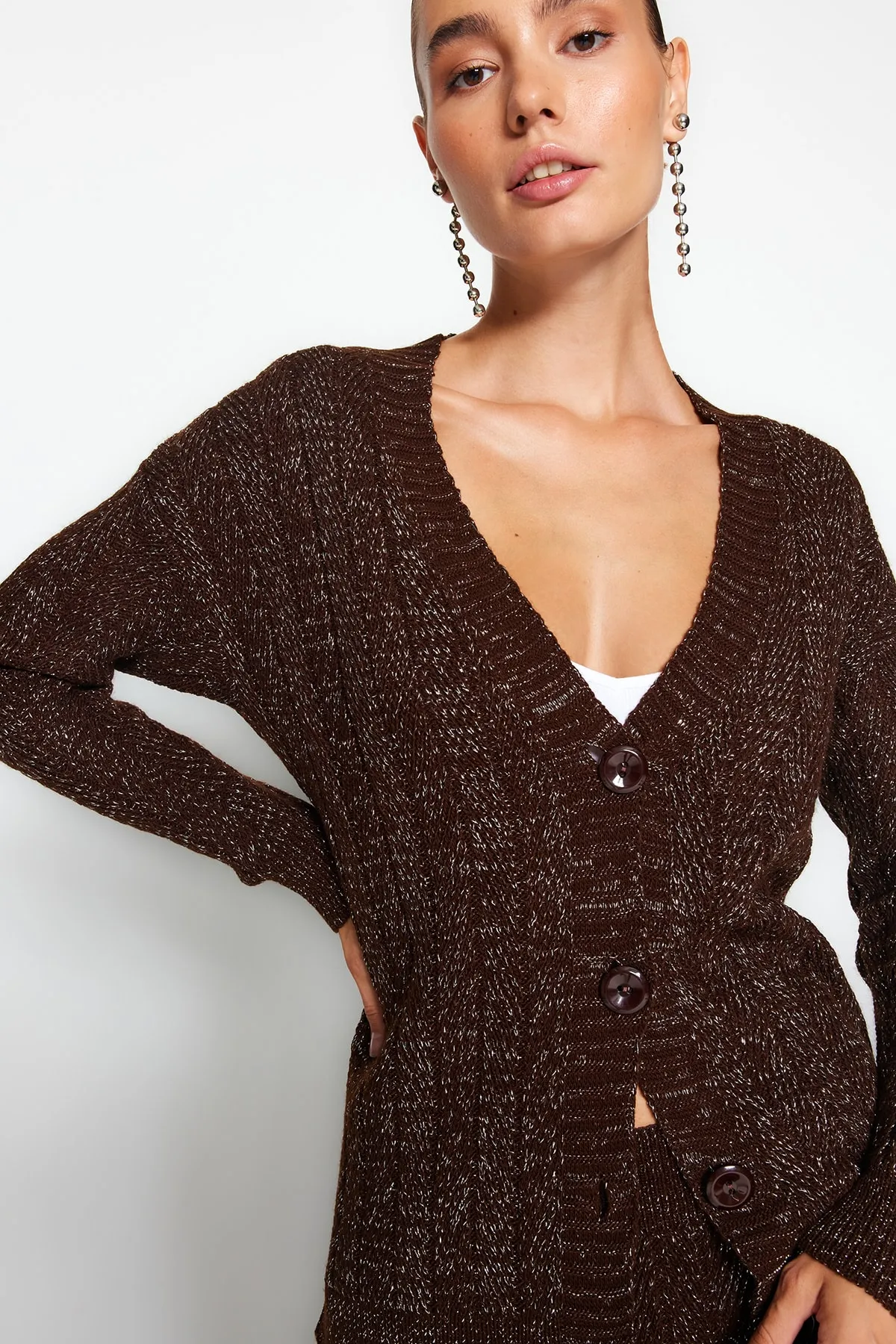 Trendyol Collection  Braunes Glitzer-Set aus Strickoberteil und -unterteil im Cardigan-Stil TWOAW24AU00090