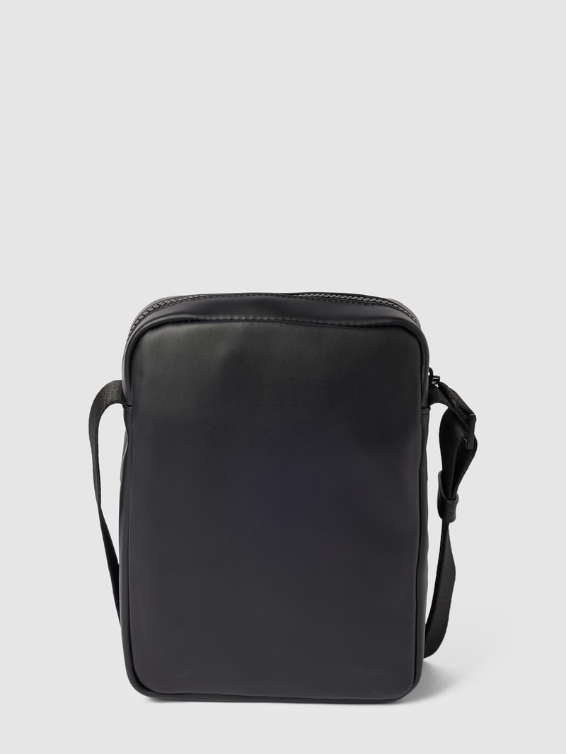 Umhängetasche mit Label-Detail Modell 'REPORTER' in schwarz