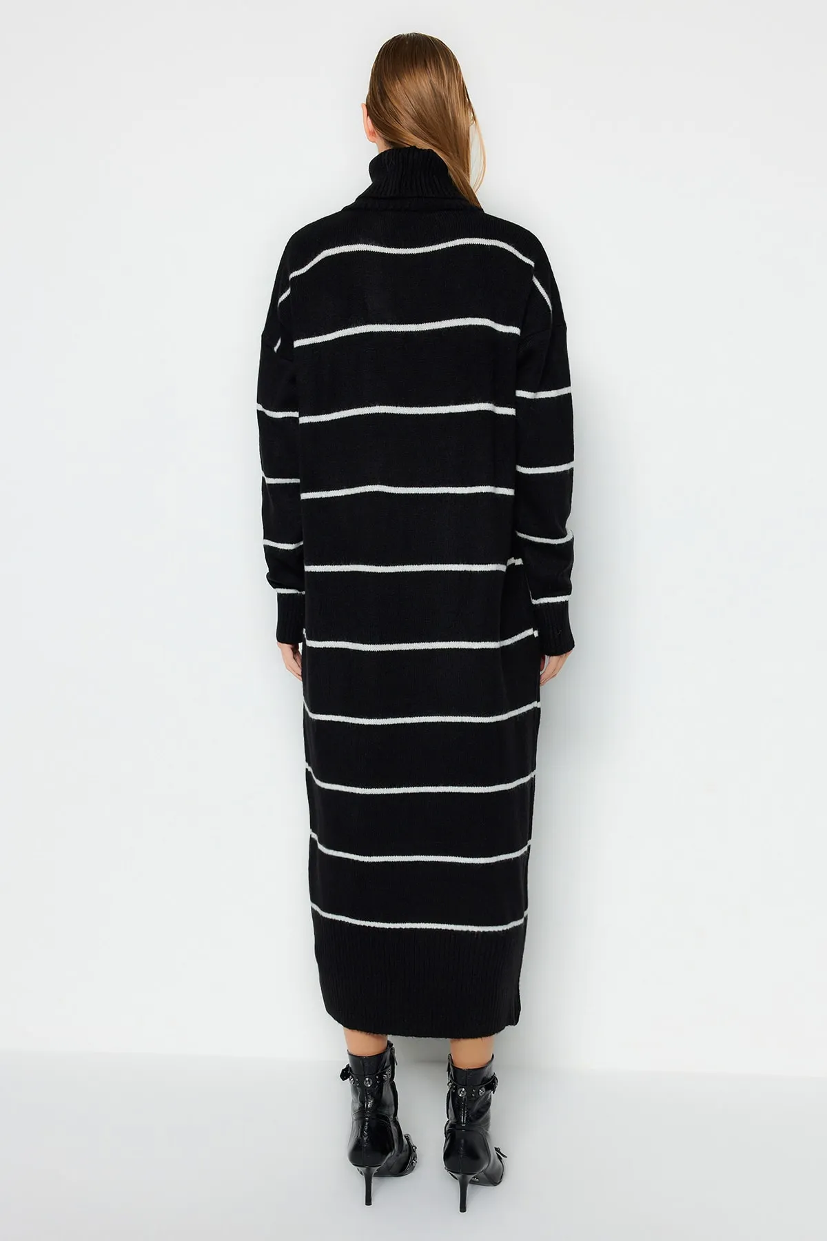 Trendyol Collection  Schwarzes, weit geschnittenes Maxi-Rollkragenkleid aus Strick TWOAW24EL00056