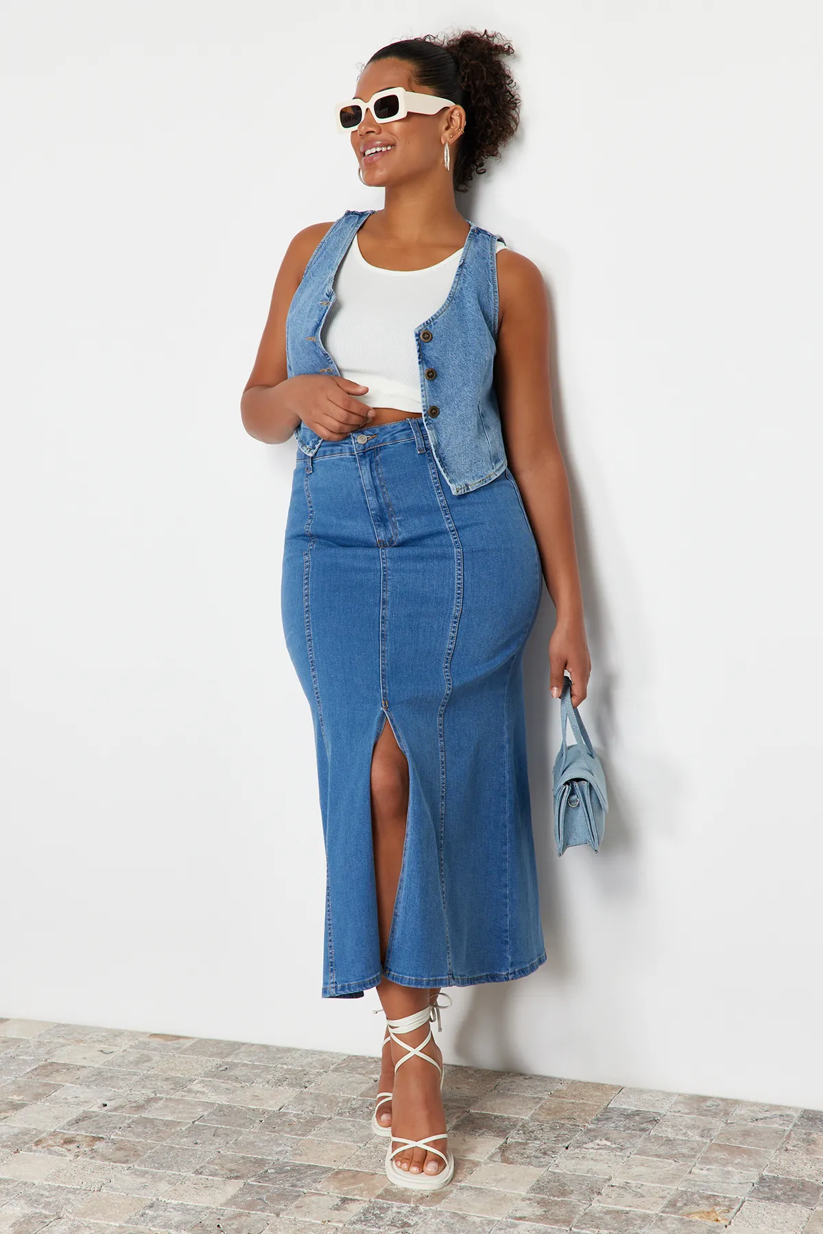 Trendyol Curve  Blauer Midi-Jeansrock mit Schlitz vorne und detailliertem Detail TBBSS24AZ00011