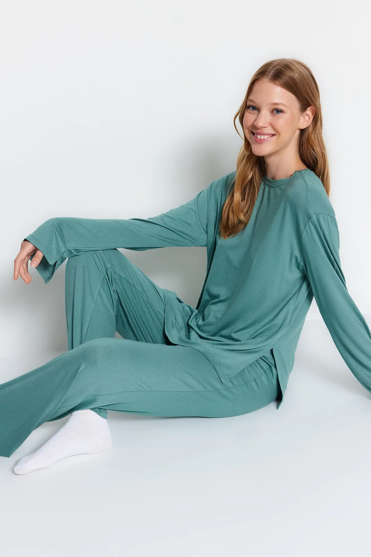 Trendyol Collection  Mintfarbenes Baumwoll-Strick-Pyjama-Set mit Schlitz und detaillierter T-Shirt-Hose THMAW24PT00117