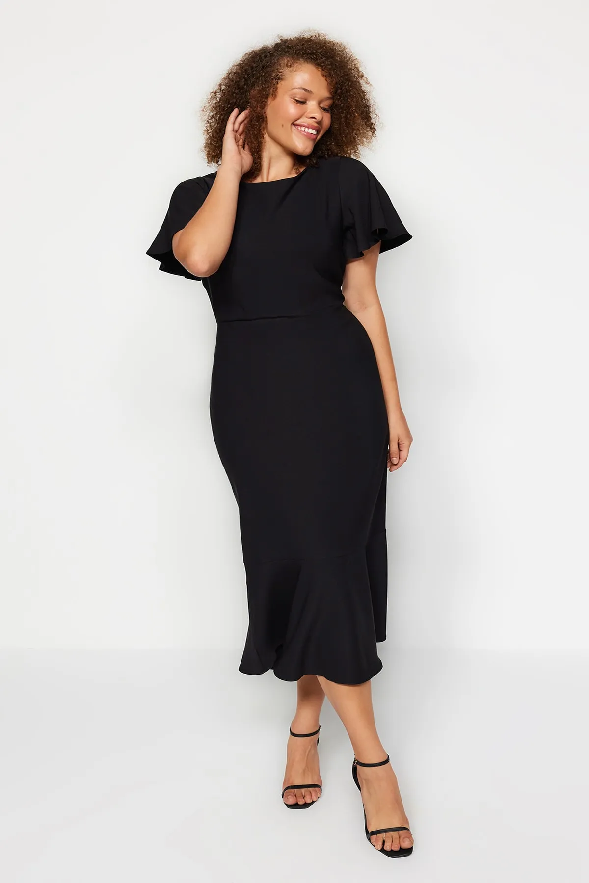 Trendyol Curve  Schwarzes Volantkleid mit gewebten Ärmeln TBBSS22EL1626